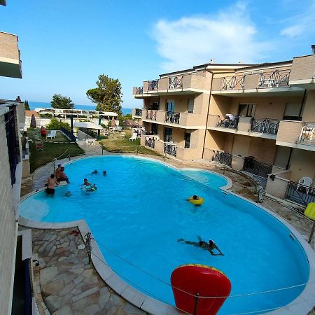 Appartamento Con Piscina Green Bay Village Pineto Eksteriør bilde