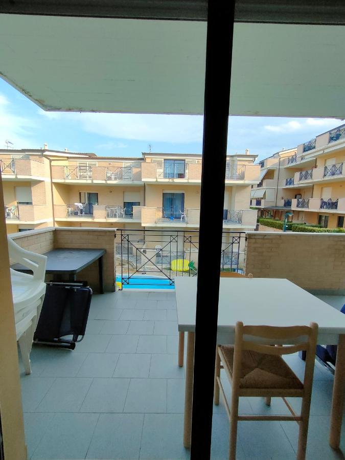 Appartamento Con Piscina Green Bay Village Pineto Eksteriør bilde